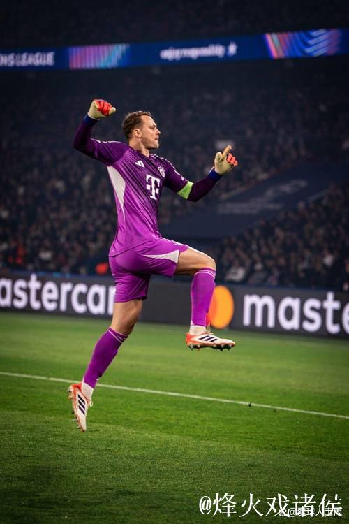 迪亚斯双响+剪刀脚染红，十人拜仁2-1力克巴黎领跑积分榜